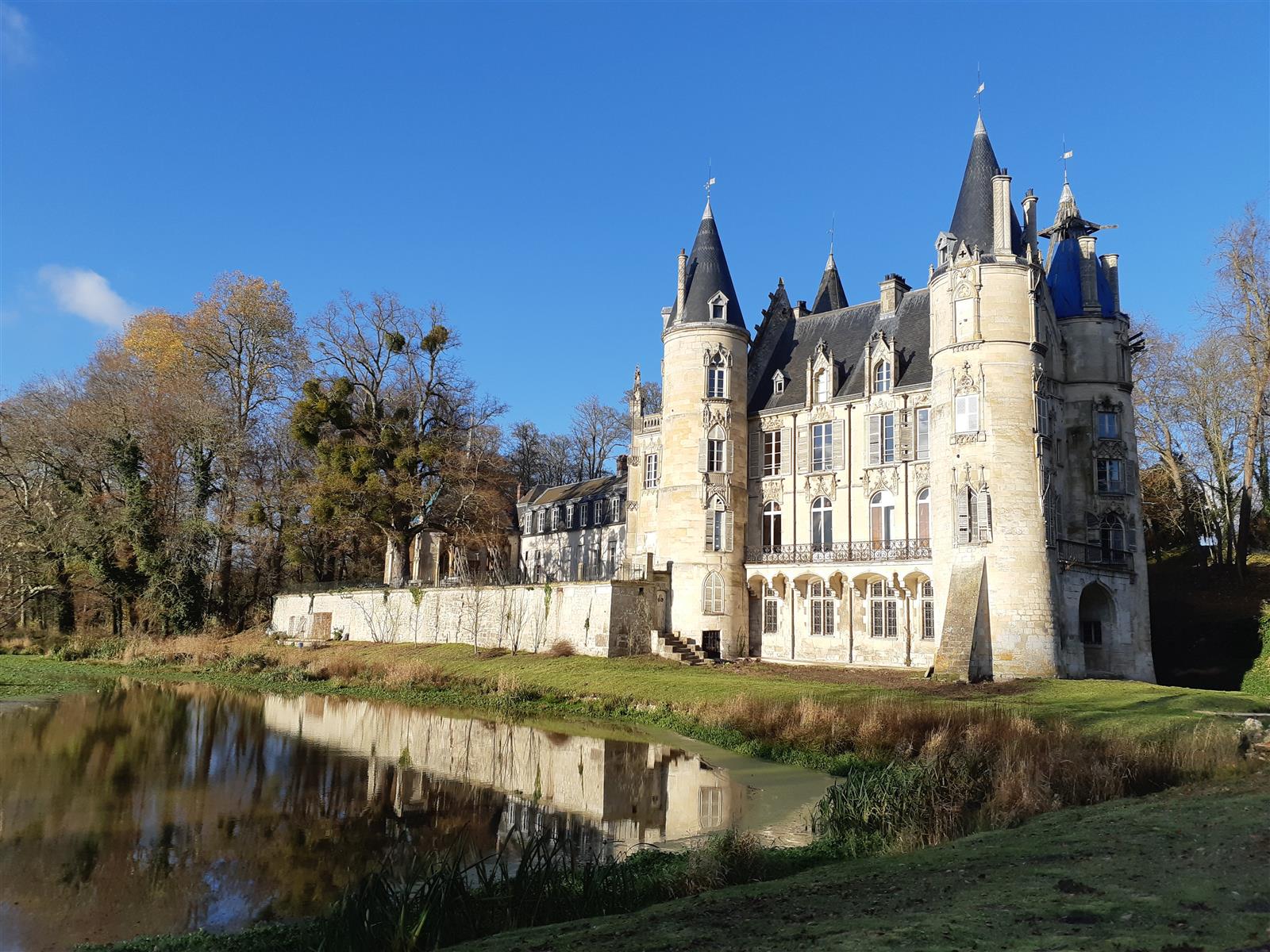 Château de Mont-L'Evêque - 27 km
