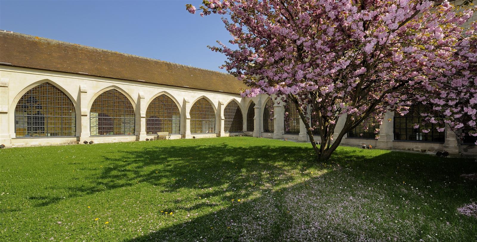 Musée du Cloitre Saint Corneille - COMPIEGNE - 33 km