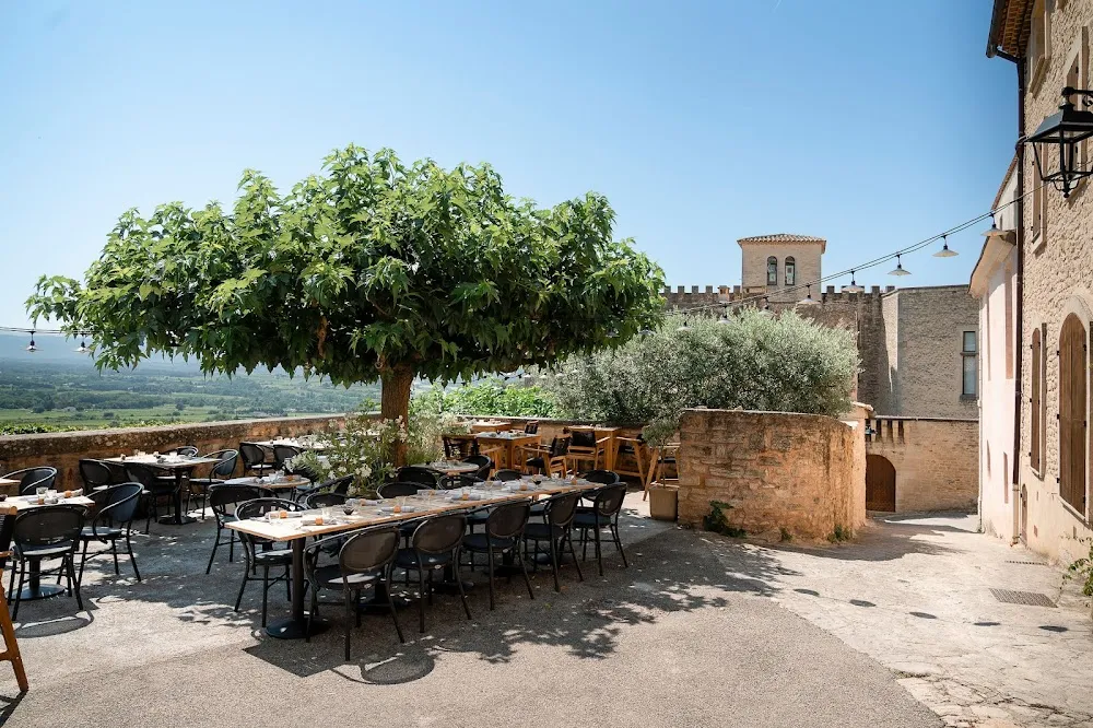 CLOVIS & BASINA | Restaurant à Crillon Le Brave