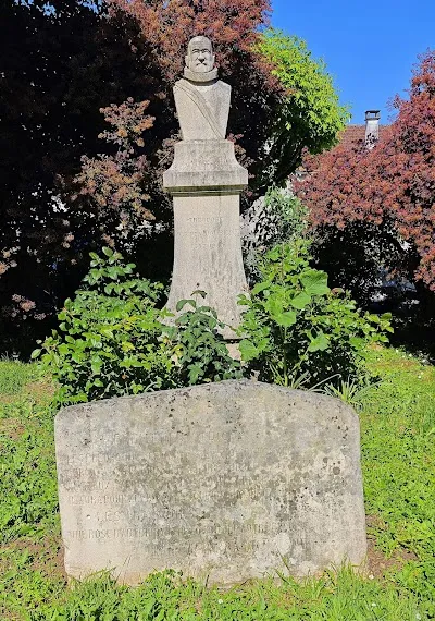 Monument à Théodore Agrippa d'Aubigné