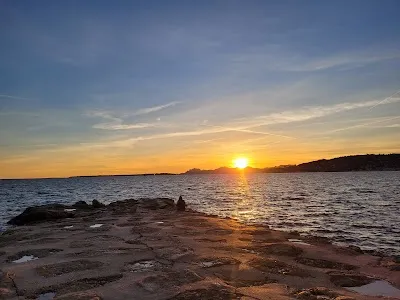 Le guet du pĂȘcheur en bord de mer